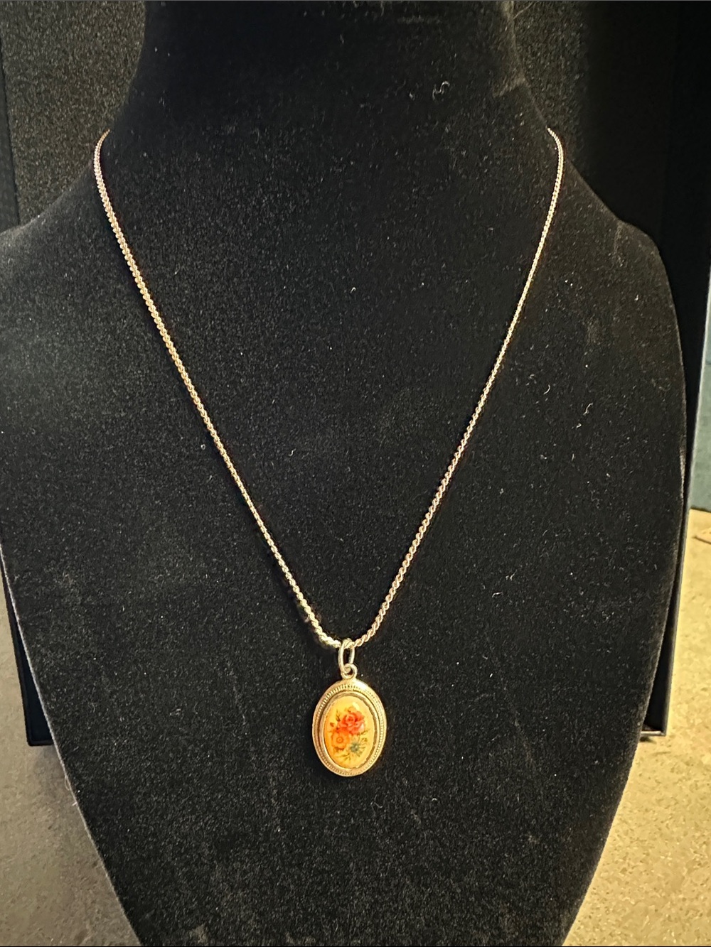 Vintage Avon Gold Tone Oval Floral Pendant Necklace